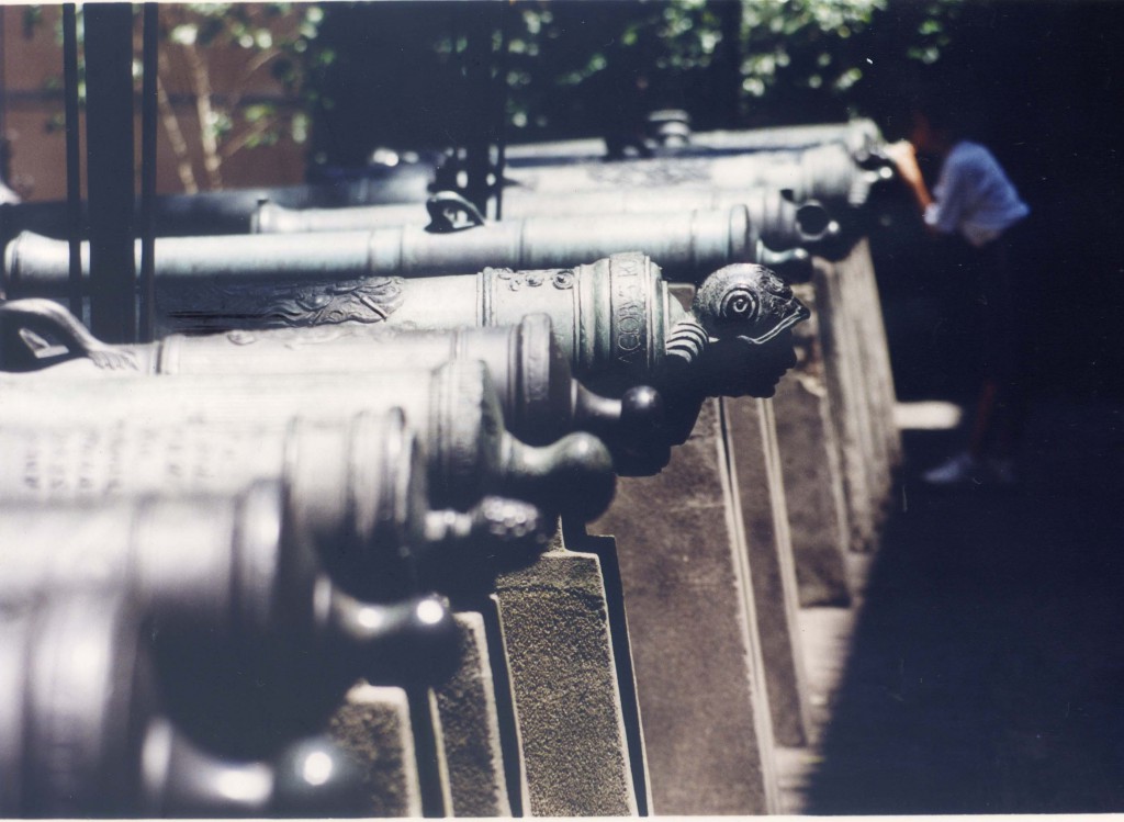 Patio dos Canhões, fileira de canhões.