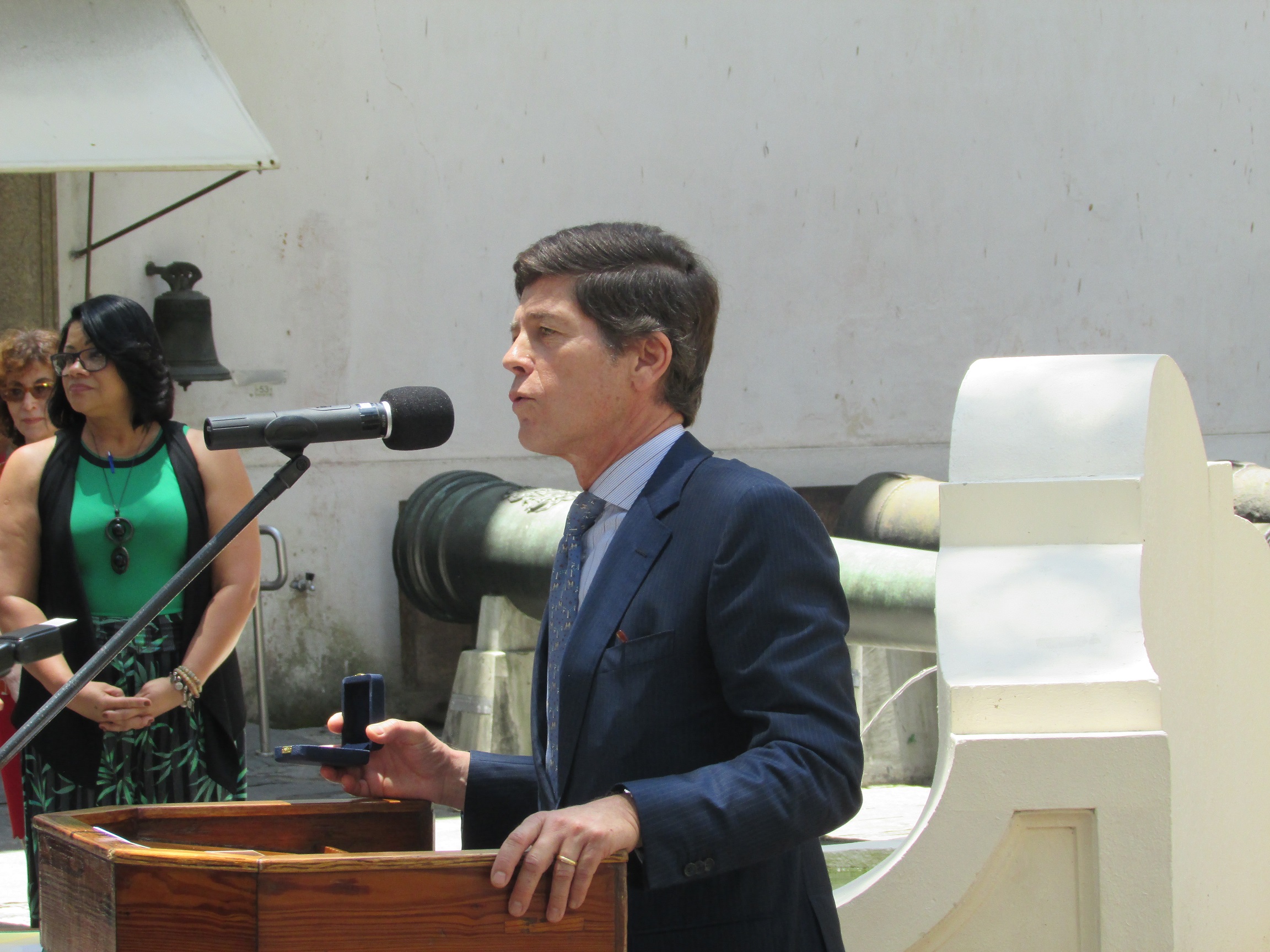 O embaixador de Portugal, Jorge Cabral, recebeu em nome da representação a medalha AAMHN 2018