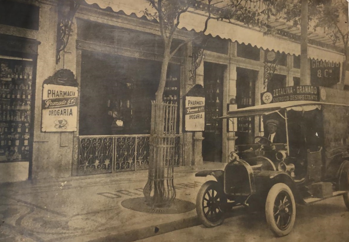 Fachada de loja Granado e carro de entrega no início do século XX no Rio