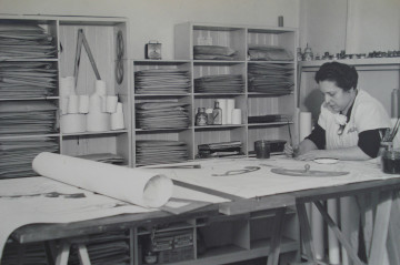 Sophia Jobim trabalhando em seu ateliê (s/d) em foto do Arquivo Histórico do MHN