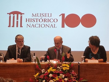 Pedro Mastrobuono (Ibram), Luiz Paulo (Alerj) e Aline Montenegro (MHN) na cerimônia de entrega da medalha Tiradentes ao MHN
