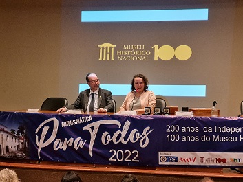 O presidente da Sociedade Numismática Brasileira e a diretora Substituta do MHN na abertura do evento "Numismática para todos"
