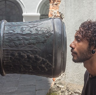 "Entre os cheiros da história": artista realiza 'caminhada olfativa' no pátio dos Canhões